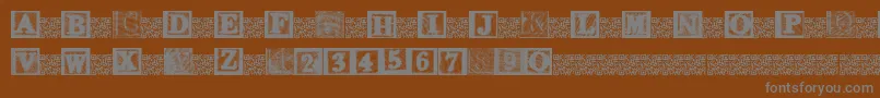 KidsBlocks-fontti – harmaat kirjasimet ruskealla taustalla