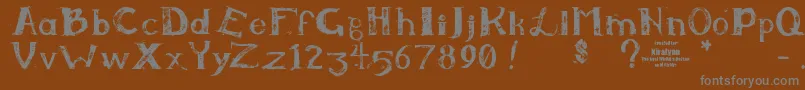 kiralynn  -fontti – harmaat kirjasimet ruskealla taustalla