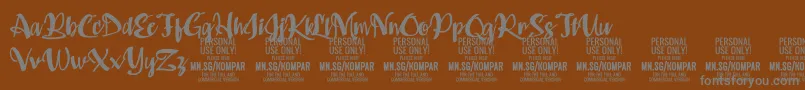 Fonte Kompar Bold PERSONAL USE ONLY – fontes cinzas em um fundo marrom