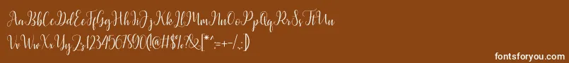 Latasha Script-Schriftart – Weiße Schriften auf braunem Hintergrund