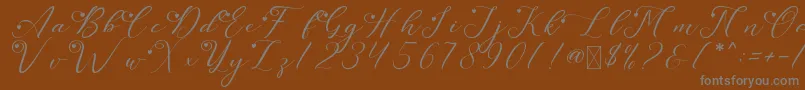 LeslieDawnLove-fontti – harmaat kirjasimet ruskealla taustalla