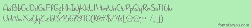 Lets Bake Muffins  -fontti – harmaat kirjasimet vihreällä taustalla