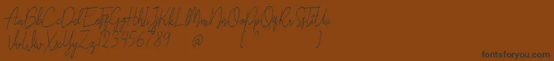 Liberika Oblique-fontti – mustat fontit ruskealla taustalla