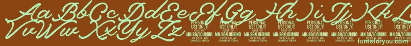 フォントLourino PERSONAL USE ONLY – 緑色の文字が茶色の背景にあります。