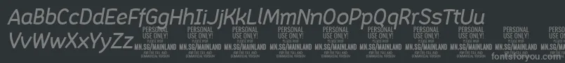 MainlandMediumItalic PERSONAL-fontti – harmaat kirjasimet mustalla taustalla