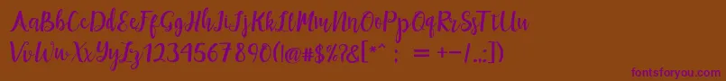 maisha script Demo-Schriftart – Violette Schriften auf braunem Hintergrund