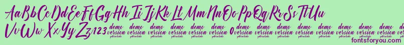 Manhattan Typeface Demo-fontti – violetit fontit vihreällä taustalla