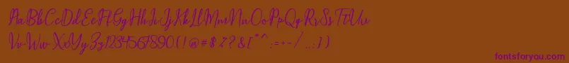 フォントMaqella Script – 紫色のフォント、茶色の背景