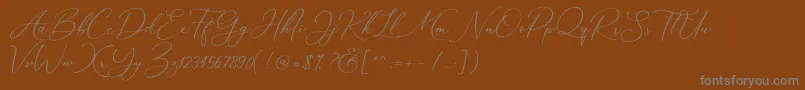 Marverlous Script Demo-Schriftart – Graue Schriften auf braunem Hintergrund