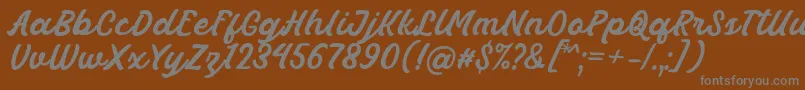 Masbro Font by Rifki 7NTypes-fontti – harmaat kirjasimet ruskealla taustalla