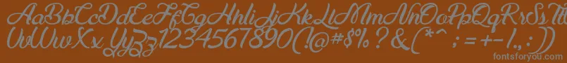 Maudy Script Free Demo-Schriftart – Graue Schriften auf braunem Hintergrund