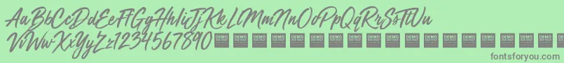 Mega Fresh   Demo-fontti – harmaat kirjasimet vihreällä taustalla