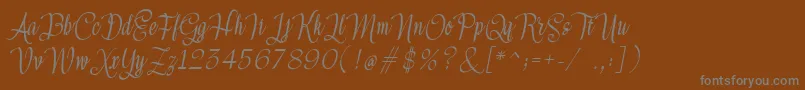 Meikayla-fontti – harmaat kirjasimet ruskealla taustalla