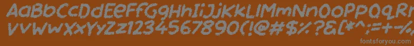 Miss Chalkboard Italic-fontti – harmaat kirjasimet ruskealla taustalla