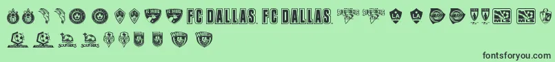 MLS WEST-fontti – mustat fontit vihreällä taustalla