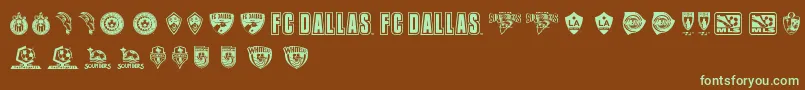 フォントMLS WEST – 緑色の文字が茶色の背景にあります。