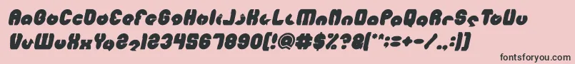MOHR Bold Italic-fontti – mustat fontit vaaleanpunaisella taustalla