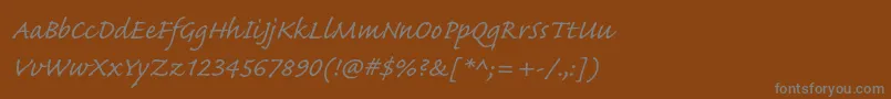 CaflischscriptproRegular-fontti – harmaat kirjasimet ruskealla taustalla