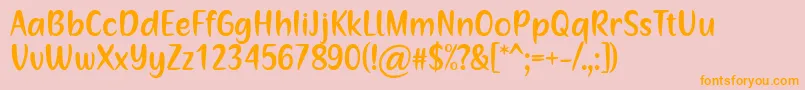 Saiba mais sobre a fonte Mommys Kitchen by Situjuh 7NTypes Fonte Mommys Kitchen by Situjuh 7NTypes – fontes laranjas em um fundo rosa