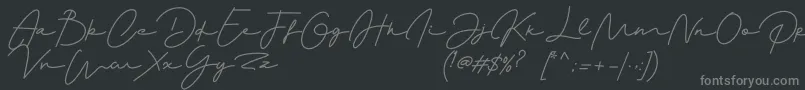 Monalisa-fontti – harmaat kirjasimet mustalla taustalla