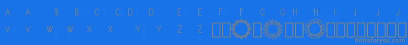 Monogram Framer Demo-fontti – harmaat kirjasimet sinisellä taustalla