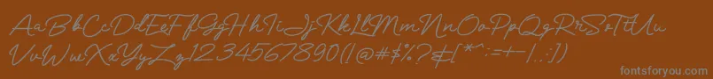 Mranggens-fontti – harmaat kirjasimet ruskealla taustalla
