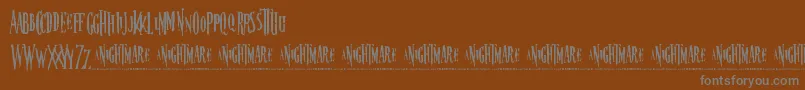 Fonte nightmare – fontes cinzas em um fundo marrom