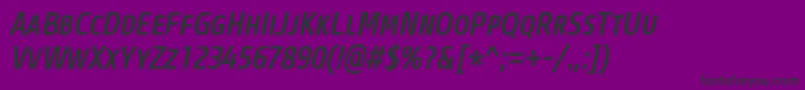 Czcionka CoreSansMSc57CnMediumItalic – czarne czcionki na fioletowym tle