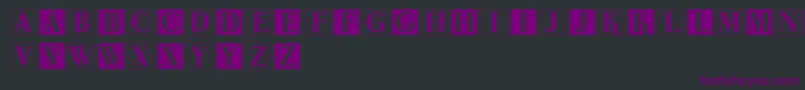 Czcionka ParmaInitialenMK – fioletowe czcionki na czarnym tle