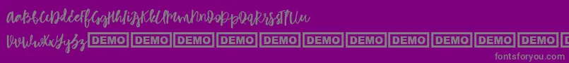 Lisätietoja Patrik-fontista Patrik-fontti – harmaat kirjasimet violetilla taustalla
