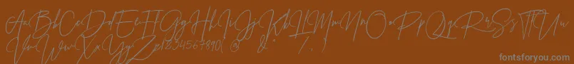 Fonte Prestige Signature Script   Demo – fontes cinzas em um fundo marrom