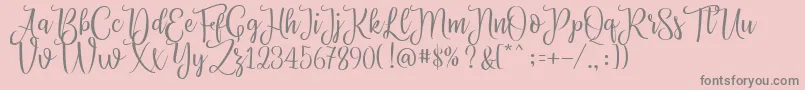 Fonte Priscilla Script – fontes cinzas em um fundo rosa