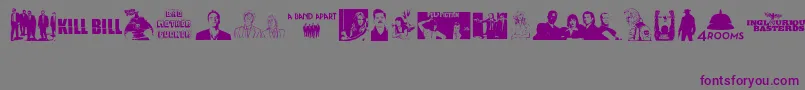 Quentin Tarantino-Schriftart – Violette Schriften auf grauem Hintergrund
