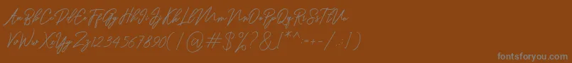 Ranuella-fontti – harmaat kirjasimet ruskealla taustalla