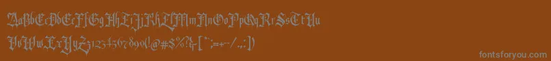 RevolverBlackletter Regular-fontti – harmaat kirjasimet ruskealla taustalla