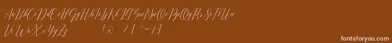 Romarya dafont-fontti – vaaleanpunaiset fontit ruskealla taustalla