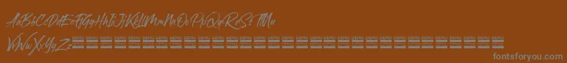 sandbrush demo-Schriftart – Graue Schriften auf braunem Hintergrund