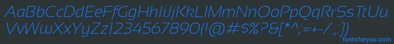 フォントSansation Light Italic – 黒い背景に青い文字