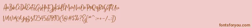 Sarmilla Script-Schriftart – Braune Schriften auf rosa Hintergrund