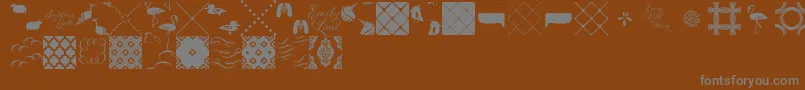 Sassafrassy Patterns-Schriftart – Graue Schriften auf braunem Hintergrund