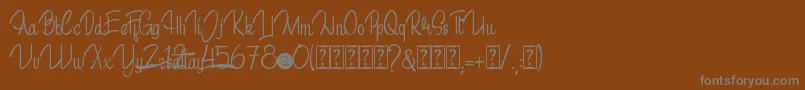 Sattay DEMO-fontti – harmaat kirjasimet ruskealla taustalla