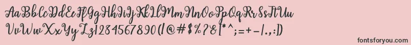 Shaila Script-fontti – mustat fontit vaaleanpunaisella taustalla