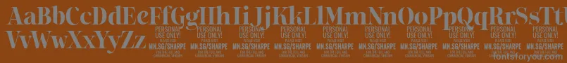 SharpeBo PERSONAL-Schriftart – Graue Schriften auf braunem Hintergrund