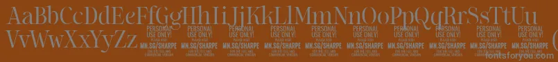 SharpeLi PERSONAL-fontti – harmaat kirjasimet ruskealla taustalla