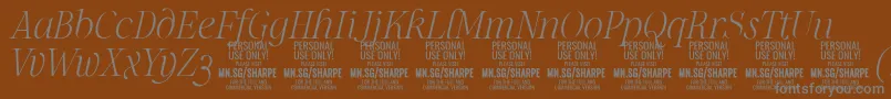 SharpeThIt PERSONAL-fontti – harmaat kirjasimet ruskealla taustalla