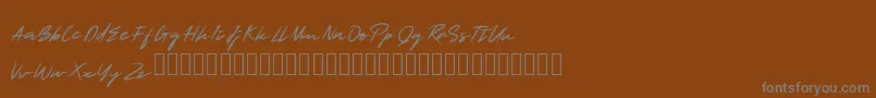 SmartSignature-fontti – harmaat kirjasimet ruskealla taustalla