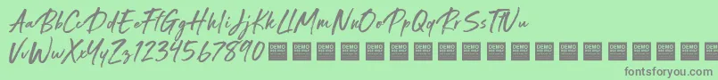 Fonte Special Request   Demo – fontes cinzas em um fundo verde