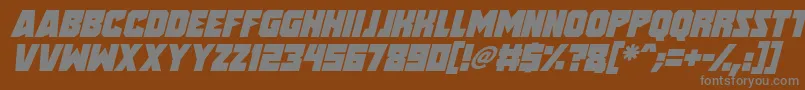 Speed Freaks Italic-fontti – harmaat kirjasimet ruskealla taustalla