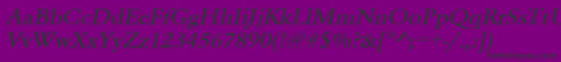 Czcionka UrwgaramondtmedextwidOblique – czarne czcionki na fioletowym tle