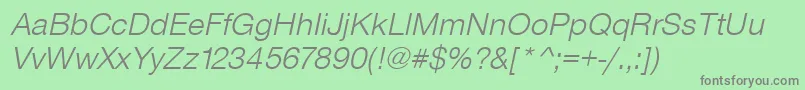 SansLightItalic-fontti – harmaat kirjasimet vihreällä taustalla